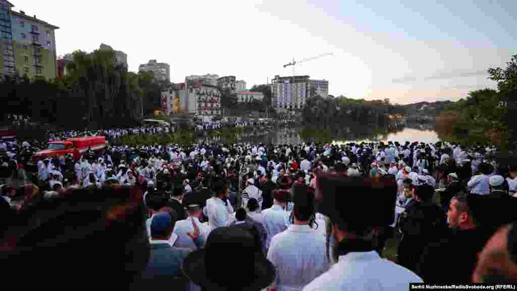 Щоб очистити свої душі, хасиди проводять обряд ташліх – символічно скидають свої гріхи в воду