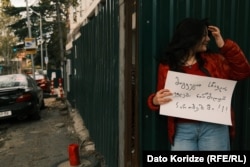 მე-10 სკოლის მოსწავლეები დანგრეული სკოლის ტერიტორიაზე მოითხოვენ დაჩქარდეს მშენებლობა.