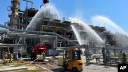 Pompierii ruși sting un incendiu la o rafinărie de petrol din regiunea Rostov-pe-Don incendiată în urma unui atac cu drone ucrainene. (fotografie de arhivă)