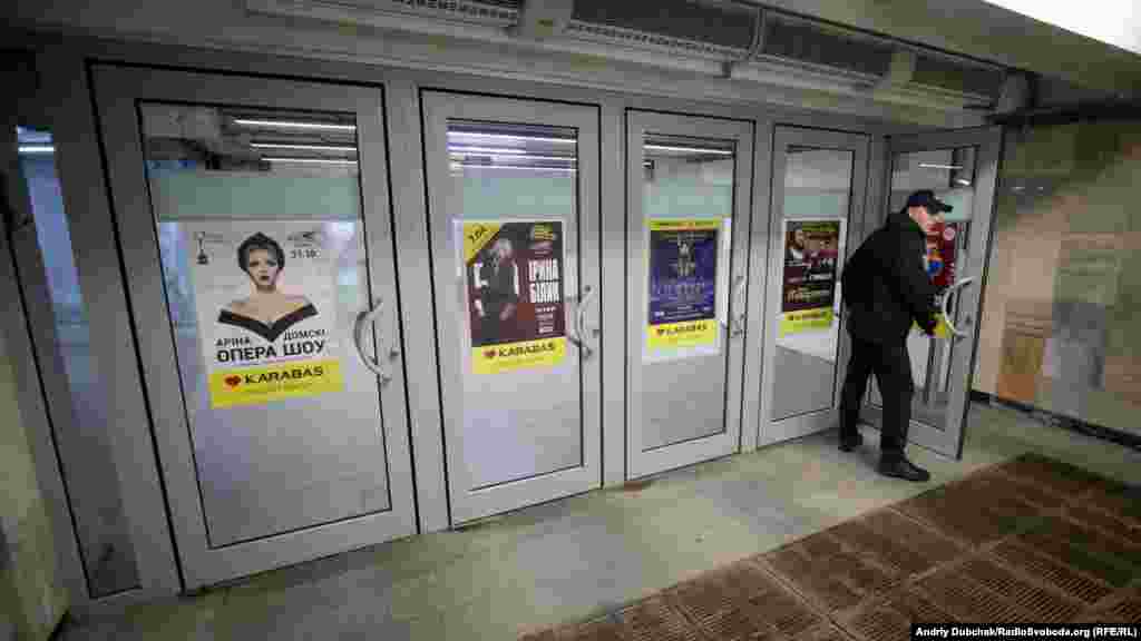 23:00, 17 березня 2020 року. Поліцейський зачиняє двері метрополітену Героїв Дніпра. Через загрозу розповсюдження коронавірусу уряд постановив зупинити роботу метро в Києві, Харкові й Дніпрі. Усі три зачинили до 3 квітня. Наземний міській транспорт має працювати у режимі надзвичайного стану – в маршрутках можуть їхати 10 пасажирів, в тролейбусах та трамваях – 20. Із 18 березня зупинили також залізничні, авіаційні та автобусні міжміські та міжобласні пасажирські перевезення