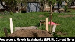 Могила сусідки Валентини у дворі