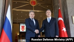 Главы Минобороны Турции и России Хулуси Акар (справа) и Сергей Шойгу