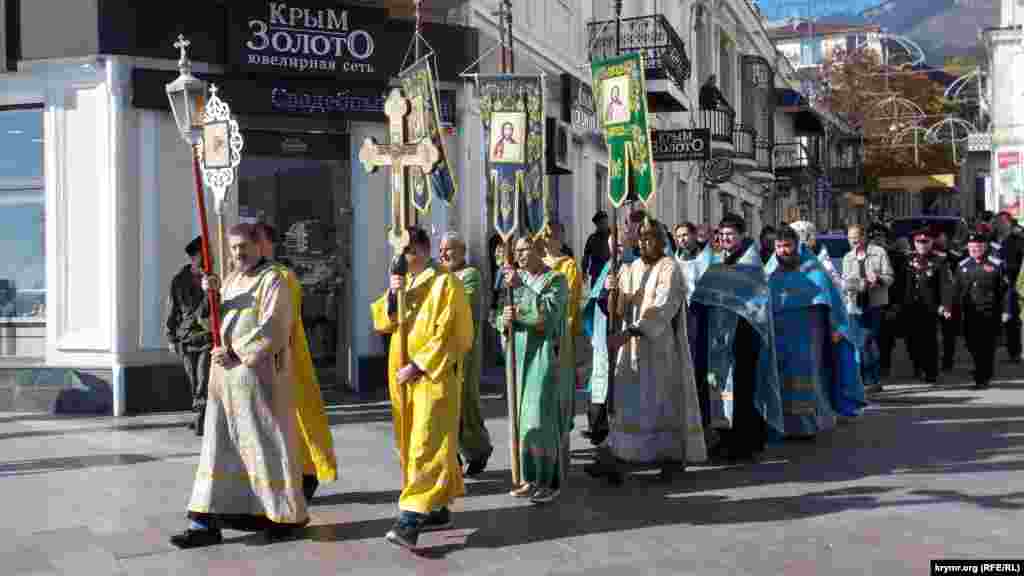 В Ялте «День народного единства» начался с крестного хода. Служители церкви и прихожане прошли от собора по улице Морской на набережную к часовне «Новомучеников и исповедников российских»  