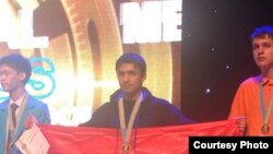 Меҳрубон Тӯраев (дар байн)