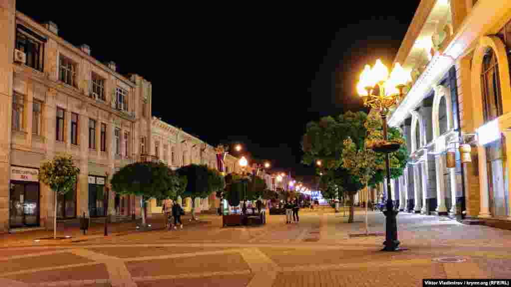 Симферополь в вечернее время становится тихим и почти безлюдным. Исключение – разве что центр города