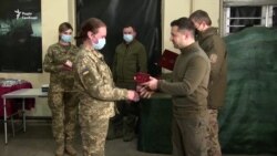 «Ми не дамо зірвати перемир'я» – Зеленський в Авдіївці (відео) «Ми не дамо зірвати перемир'я» – Зеленський в Авдіївці (відео)