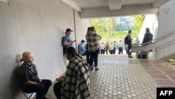 Люди ховаються в підземному переході в Києві 19 квітня 2025 року під час тривоги через атаку безпілотників, яка почалася невдовзі після оголошення президентом Росії Володимиром Путіним великоднього перемир'я на тлі російського вторгнення в Україну