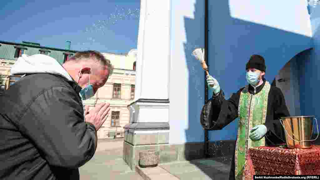 Тим часом українці святкують Вербну неділю. Попри те, що частина лідерів українських церков закликала вірян не приходити на богослужіння, все ж дехто прийшов під церкву 