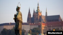 Скульптура Яна Непомука в Празі (©Shutterstock)