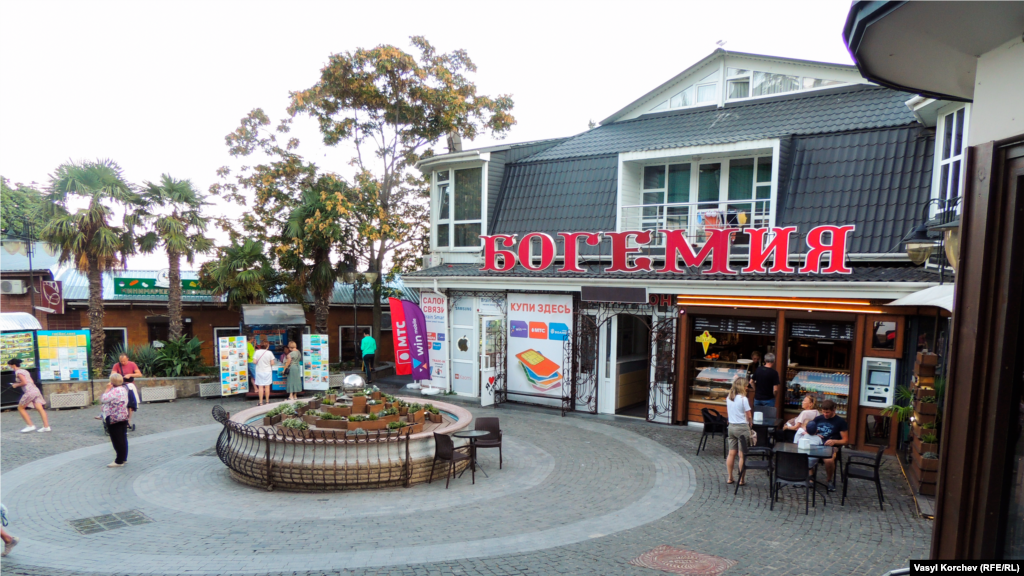 Эту небольшую площадь на улице Ленинградской местные жители называют «Пятачок»