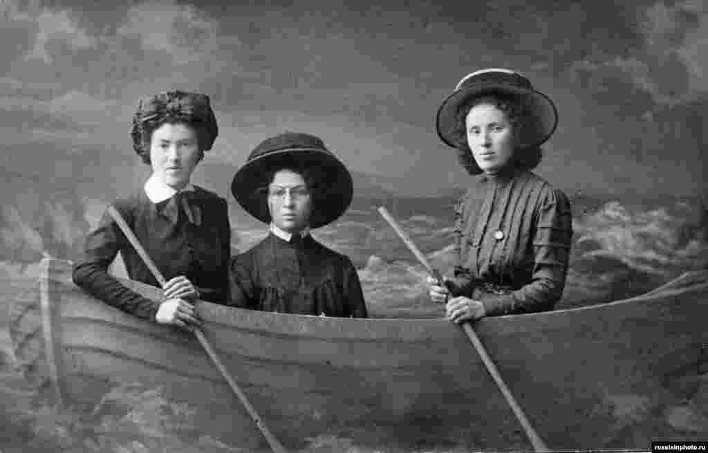 Три женщины в «лодке» на полотняном «море»