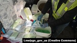 Правоохоронці вилучили 118 кілограм мефедрону, 160 літрів реакційних сумішей мефедрону (80 кг мефедрону), 156 кг альфа-PVP, понад 30 кілограм амфетаміну, 12 тонн прекурсорів, повідомляє Нацполіція