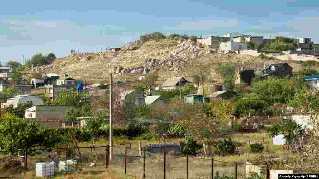 Частный сектор «вгрызается» в каменистые холмы на южной окраине города