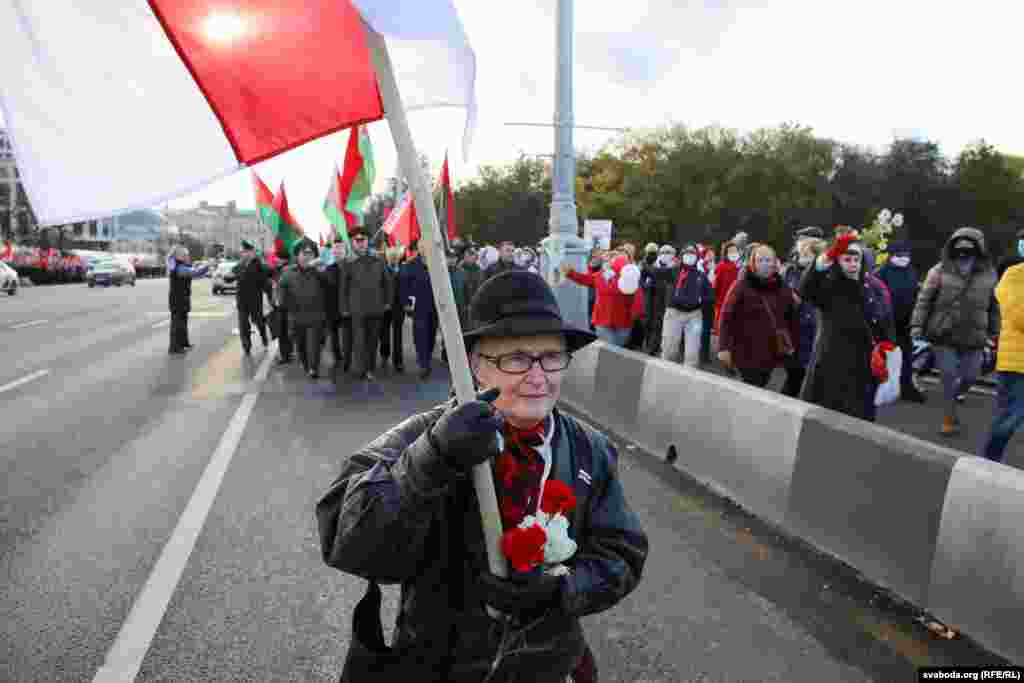 Активістка Ніна Багінська очолила «Марш мудрості». Більше про 72-річну активістку читайте ТУТ
