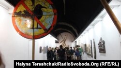 Відвідувачі виставки «Чайка. Ремінісценція 1992-2017» в мистецькій галереї «Дзиґа» у Львові