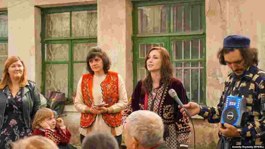 Гостей праздника поздравляет председатель учрежденной российскими властями Крыма региональной национально-культурной автономии караимов Наталья Кропотова (вторая слева – КР). Филолог по образованию, она одна из немногих представителей общины досконально знает язык и обычаи своих предков