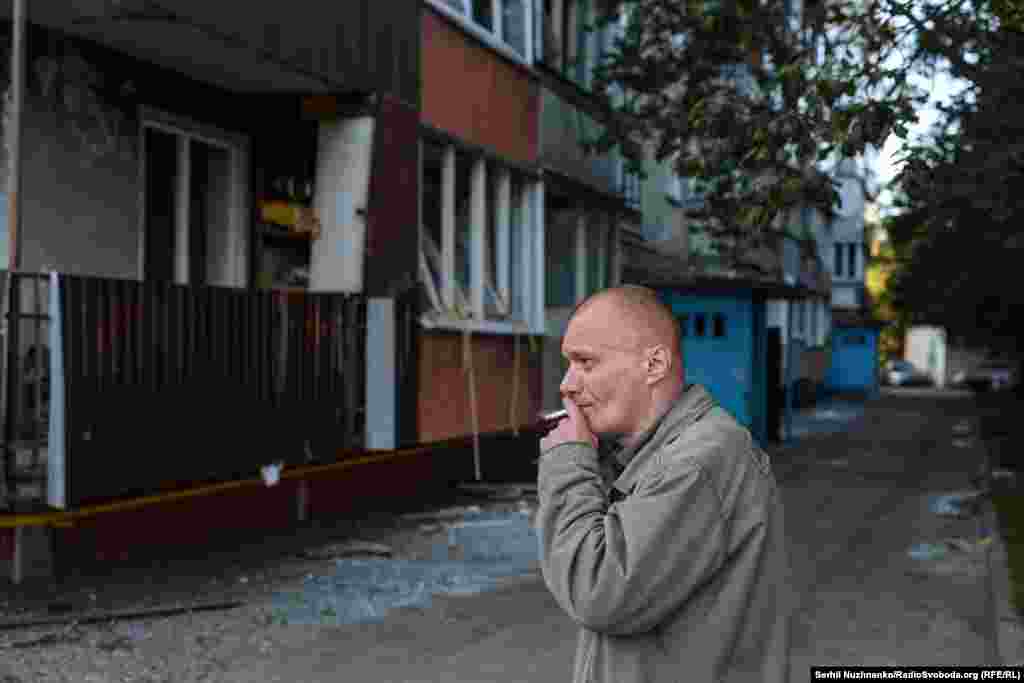 На фото нещодавно звільнений з російського полону український військовий Юрій Ляшок. Будинок, у якому він мешкає був пошкоджений внаслідок російської масованої повітряної атаки