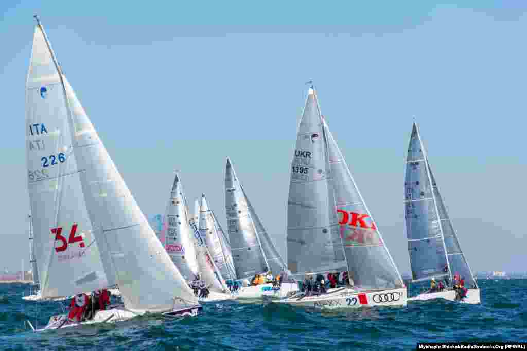 Серйозні змагання починаються одразу, як звучить сигнал до старту – яхти йдуть одна за одною, має значення кожен метр