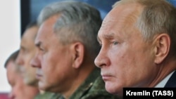 Президент Росії Володимир Путін (праворуч) і міністр оборони РФ Сергій Шойгу