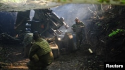 Українські військові ведуть вогонь у Харківській області, 23 травня 2025 року