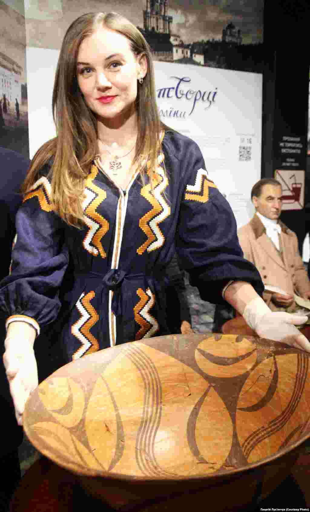 Під час відкриття виставки трипільського артефакту – «Трипільська усмішка» в Музеї «Становлення української нації». Появу конічної миски із двостороннім розписом датують 4100-4000 роками до нашої ери. На фото Леся Воронюк – кураторка виставки «Колиска цивілізацій». Київ, 11 листопада 2020 року