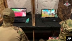 Ruski vojnici obučavaju se za upravljanje vojnim dronovima na neotkrivenoj lokaciji 26. maja.