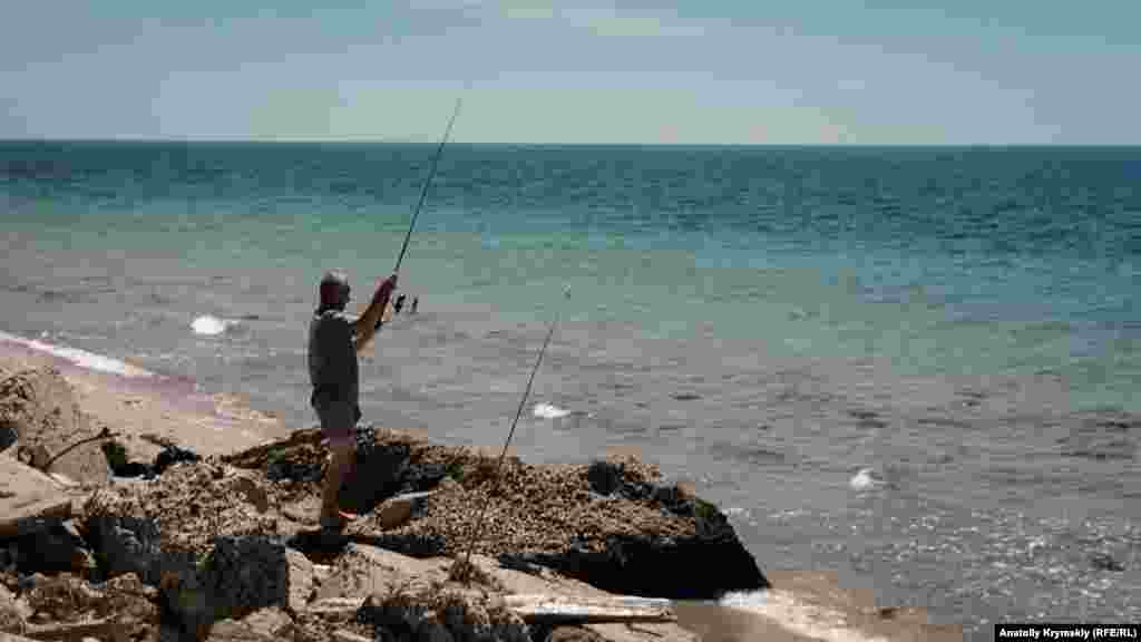 А у прибрежного забора «Маяка» вообще опасная