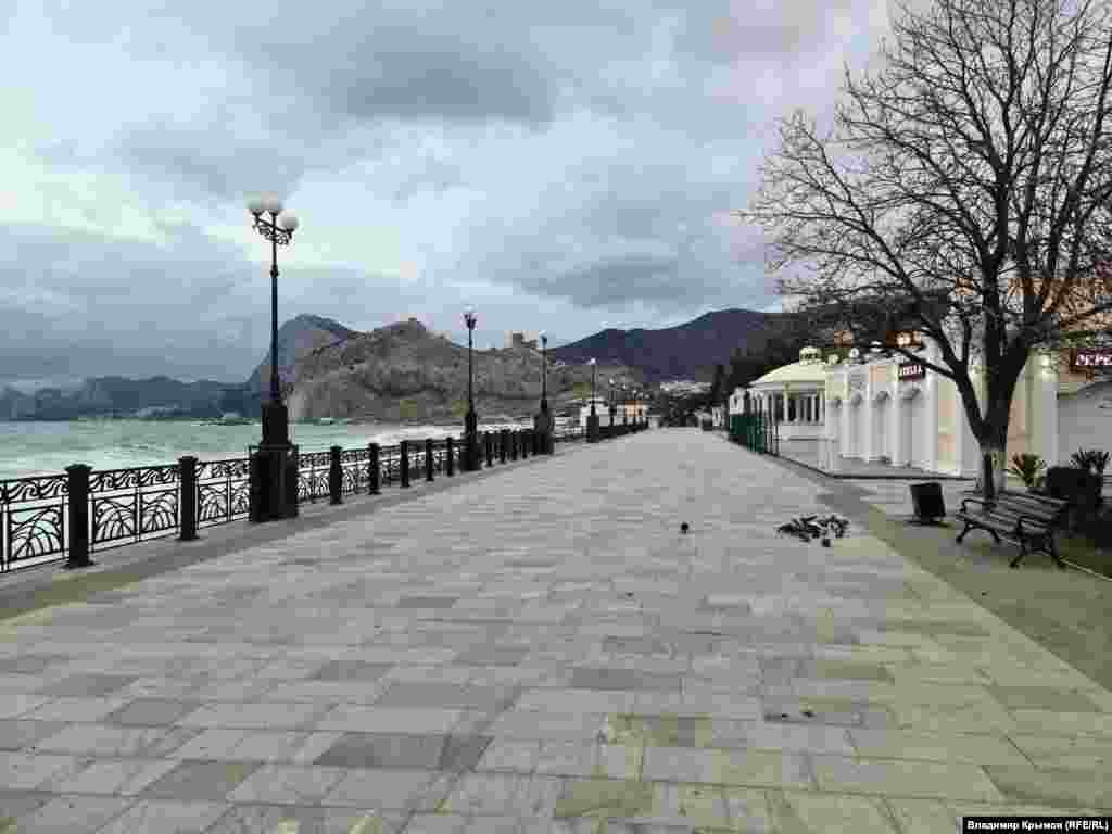 «Осиротевшая» декабрьская набережная Судака