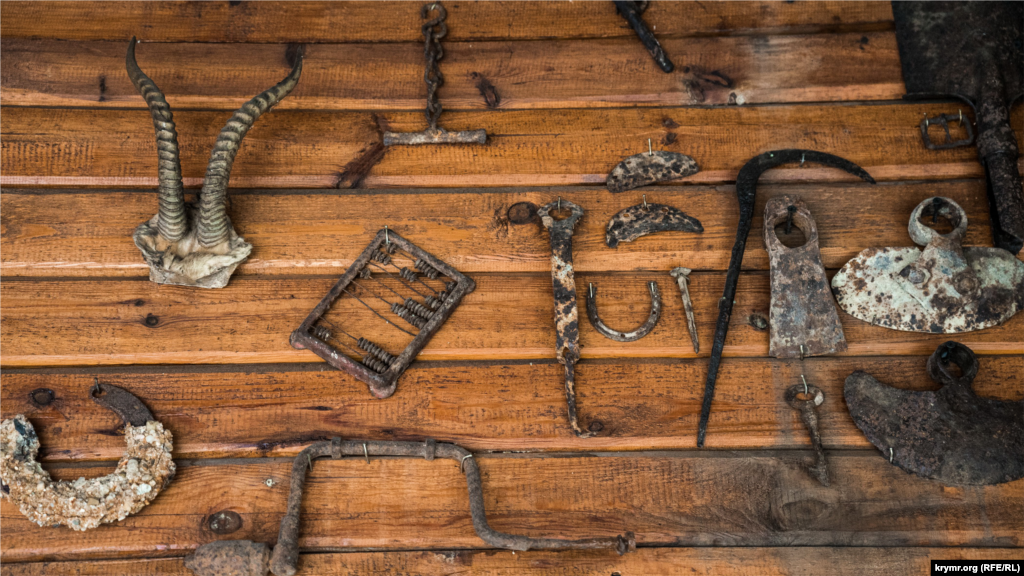 Найденными на участке старыми предметами домашнего обихода декорировали фасад «пищеблока» современной усадьбы 