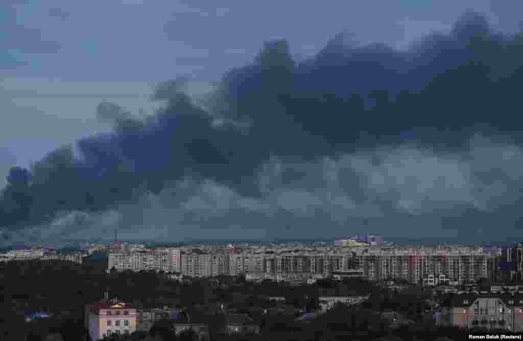 Дым в городе после удара российского беспилотника и ракеты, Львов, Украина, 12 июля 2025 года. REUTERS/Roman Baluk TPX