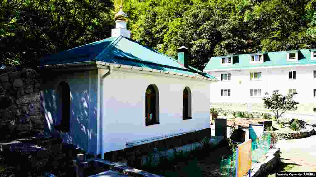 Перед храмом – новый братский корпус