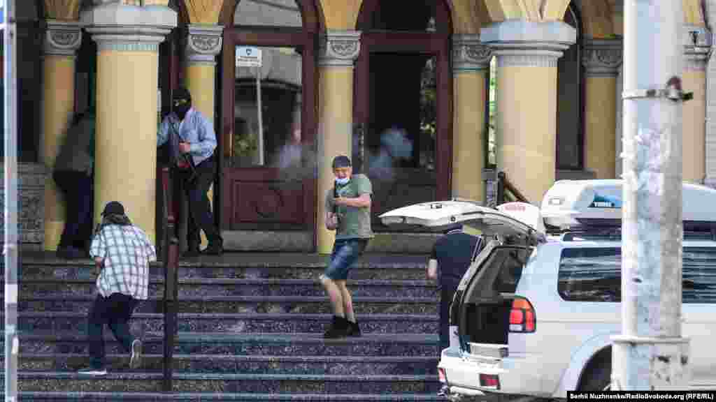 За легендою навчань, умовні «терористи» захопили в заручники Надзвичайного і Повноважного Посла Держави Ізраїль та вірян у приміщенні синагоги