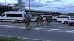 Відео з мосту Метро в Києві, де озброєний погрожував підірвати міст Відео з мосту Метро в Києві, де озброєний погрожував підірвати міст