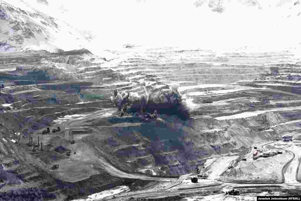 A blast breaks apart the rock. According to current estimates, the mine should be productive until 2023.