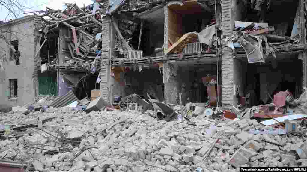 Війська РФ завдали ракетного удару по  житловій забудові Запоріжжя о 4-й ранку 23 січня, коли жителі міста ще спали у своїх домівках. Відомо, що одна людина загинула, а 45 постраждали. Серед них і немовля. «Люди продовжують звертатись до медичних закладів після нічної ворожої атаки», – написав у телеграмі голова Запорізької ОВА Іван Федоров  