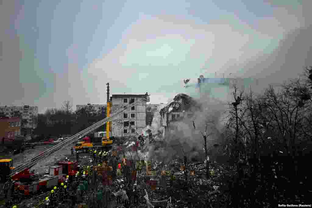 Масштаби руйнувань у Полтаві внаслідок російської атаки.  Через удар у багатоповерхівці зруйновано 1 під'їзд та частково другий. Пошкоджено 18 розташованих поруч багатоквартирних будинків та дитсадок