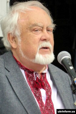 Лауреат Національної премії імені Тараса Шевченка, письменник Роман Лубківський виступає з вітальним словом на відкритті IV Всеукраїнського фестивалю української книги «Джура-фест-2013», Тернопіль, 25 квітня 2013 року