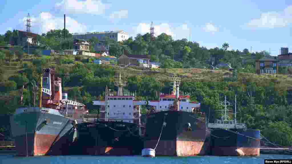 Судна «Сирійського експреса» – так у російських ЗМІ умовно позначають регулярні походи російських десантних кораблів до Сирії. Крайнє зліва судно тепер називається «Двиница-50», раніше воно називалося «Alican Deval» і було придбане для ВМФ Росії у Туреччині, щоб обійти санкції