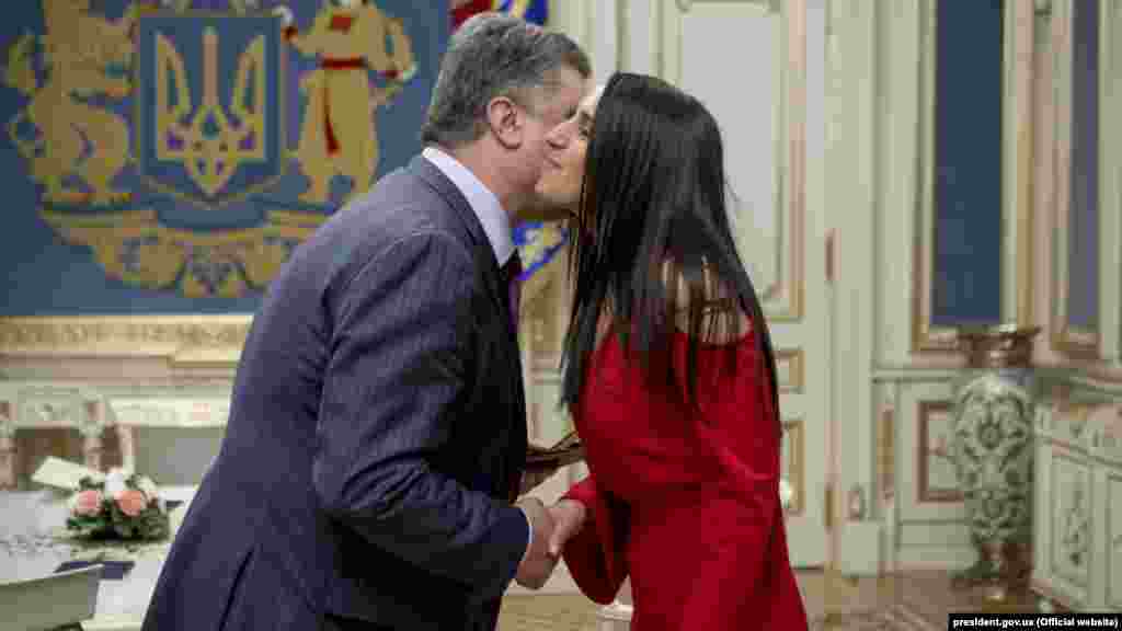 Петро Порошенко присвоїв співачці Джамалі, переможцю конкурсу «Євробачення», почесне звання «Народна артистка України». Київ, 16 травня 2016 року