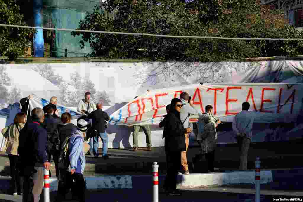 Попытка московских сторонников донбасских сепаратистов поднять оскорбляющую "Марш мира" растяжку была быстро пресечена