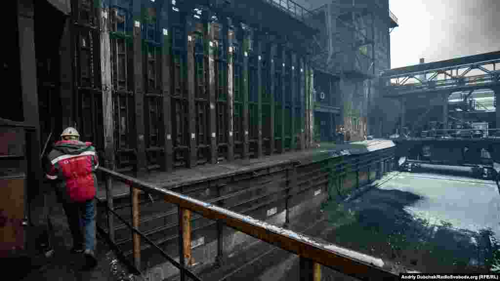 Міни, які прилітали під час запеклих бойових дій у 2014-2015 роках, потрапляли у заводські приміщення, газові та паровідвідні труби, лінії електропередач. За роки війни через обстріли завод втратив 12 співробітників. Серед них двоє отримали смертельні поранення від осколків та уламків прямо на робочому місці. 25-річний Сергій Кругленко загинув біля виходу з цеху під час своєї зміни. Згодом його колеги встановили пам’ятну дошку на тому місці, а на деяких стінах на заводі досі видніються сліди від обстрілів