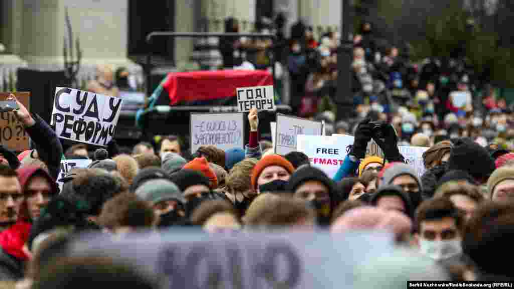 «Вимоги учасників акції: перше – негайно звільнити Стерненка, друге – відновити судову систему і перезапустити Вищу раду правосуддя, третє – обрати нових членів судових органів шляхом обрання на чесному конкурсі», – в мегафон вигукували організатори 