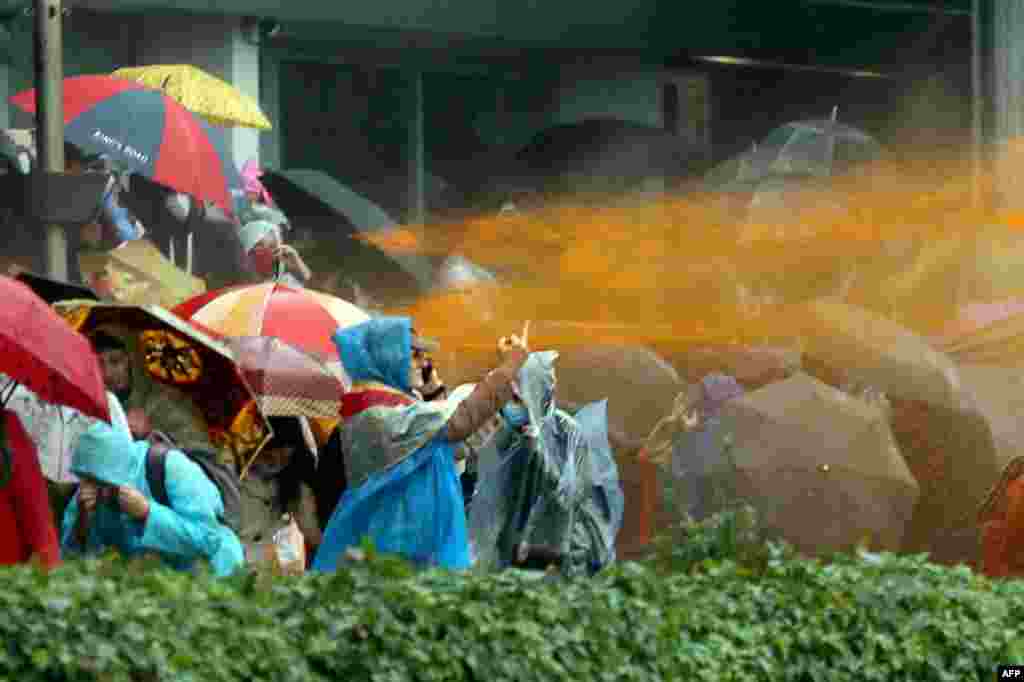 На праспэкце Пераможцаў, Нямізе, Раманаўскай слабадзе і Кальварыйскай актыўна задзейнічалі вадамёты — палівалі людзей аранжавай жыжай, разьбіваючы калёны дэманстрантаў