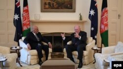 Ашраф Гані (л) і Пітер Косґроув (п) під час зустрічі в Канберрі, 3 квітня 2017 року