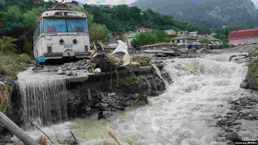 На «заднем дворе» Ялтинского троллейбусного парка со списанной техникой