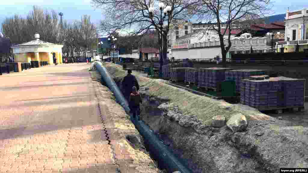 Тем временем большая часть набережной в Феодосии разрыта, а траншеи с трубами стали местом для прогулок детей