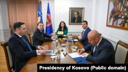 Predsednica Kosova Vjosa Osmani sa liderima političkih stranaka, Priština, 15. maja 2025.