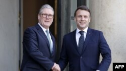 Президент Франції Емман.ель Макрон вітає прем’єр-міністра Великобританії Кіра Стармера перед неформальним самітом європейських лідерів в Парижі 17 лютого 2025 року