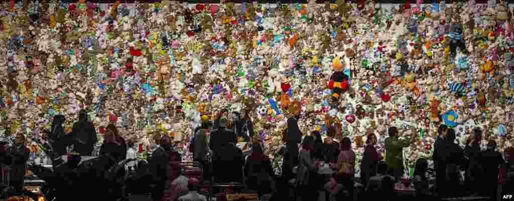 Родичі та друзі загиблих у авіакастрофі рейсу МН-17 під час церемонії вшанування пам'яті. Ньювейген (Нідерланди), 17 липня 2015 року