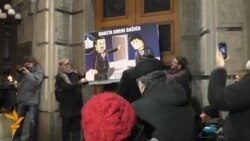 "Novinari ne kleče": Maketa smene Gašića "Novinari ne kleče": Maketa smene Gašića